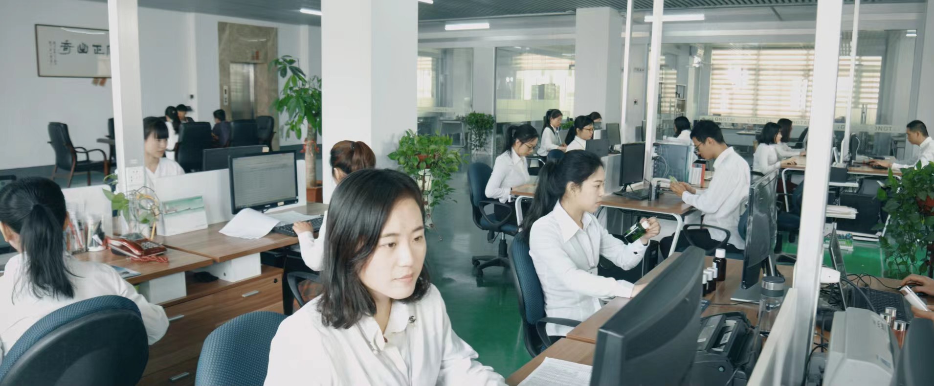 Custom manufactuer for comeitc tube and bottle and jar-Longtai pack